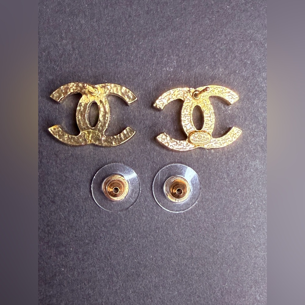 CHANEL CC enamel stud earrings - Picture 4 of 6